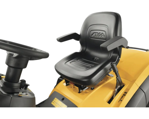 Detailansicht eines Rasentraktors mit Lenkrad und Sitz mit Armlehnen sowie Stiga Logo.