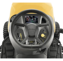 Steuerrad und Armaturenbrett eines gelben Rasentraktors