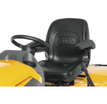 Detailansicht eines Rasentraktors mit schwarzem Sitz und Lenkrad