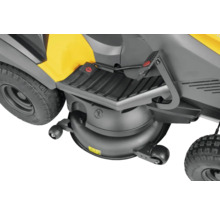 Detailansicht eines Rasentraktors mit Mähwerk