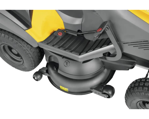 Detailansicht eines Rasentraktors mit Mähwerk