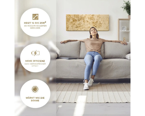 Frau entspannt auf Sofa unter Infrarotheizung mit Hinweisen zur Heizleistung, Effizienz und Wärmespeicherung