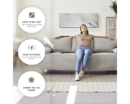 Wohnzimmer mit sitzender Frau auf Sofa vor einem an der Wand befestigten Heizpaneel