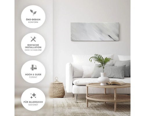 Dekoratives Wandbild über Sofa in hellem Wohnzimmer mit Symbolen für Ökodesign, einfache Installation, Hoch- und Querformat und Eignung für Allergiker
