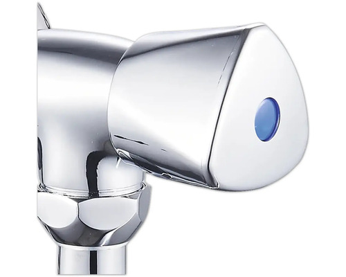 Detailaufnahme eines verchromten Wasserhahnventils mit blauer Markierung