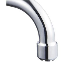 Detailaufnahme eines verchromten Wasserhahn-Auslaufs
