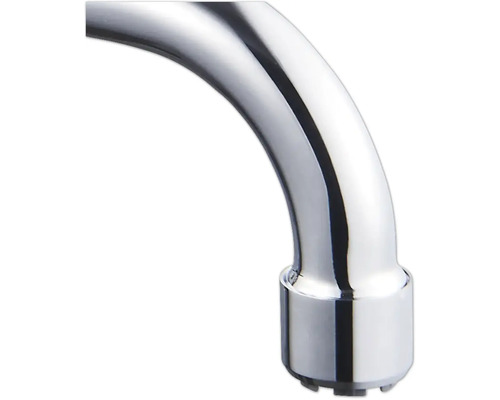 Detailaufnahme eines verchromten Wasserhahn-Auslaufs