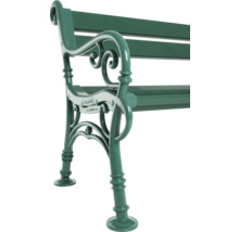 Detailansicht einer Gartenbank aus Metall mit geschwungenen Armlehnen und dem Logo des Herstellers.