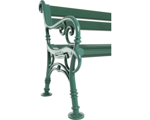 Detailansicht einer Gartenbank aus Metall mit geschwungenen Armlehnen und dem Logo des Herstellers.