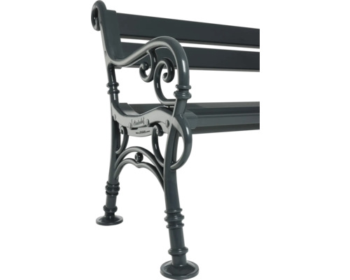 Detailansicht einer Gartenbank mit Armlehne aus Metall