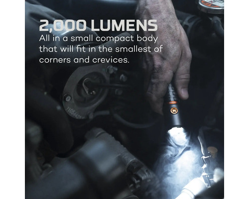 Hand mit einer 2000 Lumen Inspektionslampe im Motorraum
