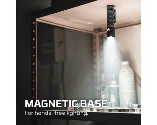 Magnetische LED Arbeitsleuchte in einem Regal befestigt