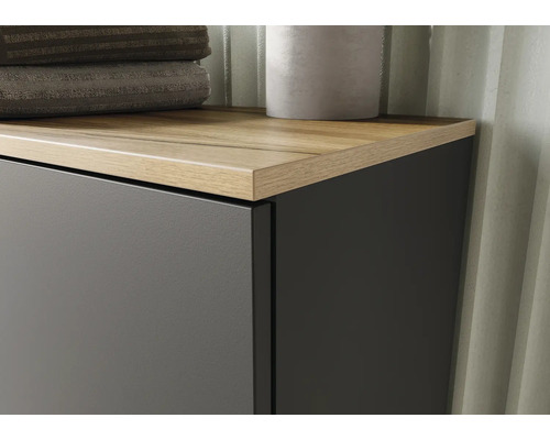 Detailansicht eines Badezimmerschranks mit Holzplatte
