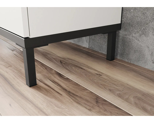 Detailansicht eines Badezimmerschranks mit Metallfüßen auf einem Holzboden.