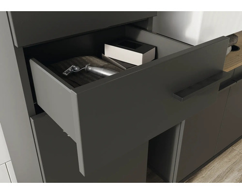 Schublade mit Rasierer und Box im Badezimmerschrank