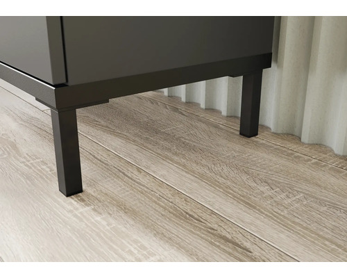 Detailaufnahme eines Badezimmerschranks mit Metallbeinen auf einem Holzboden