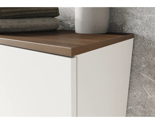 Detailaufnahme eines Badezimmerschranks mit Holzplatte und weißer Front