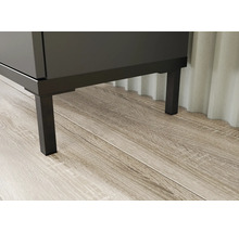 Detailansicht eines Unterschranks mit Metallfüßen auf einem Holzboden.