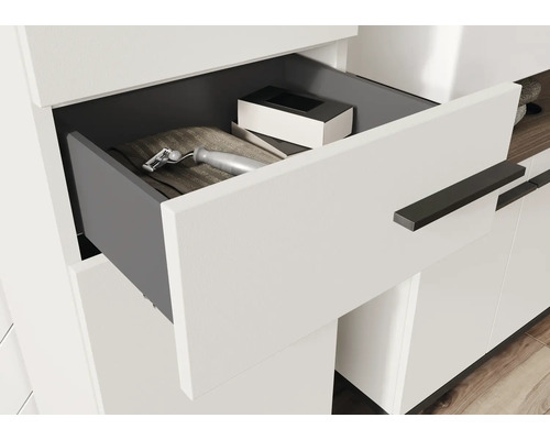 Detailaufnahme eines offenen weißen Badezimmerschranks mit Utensilien