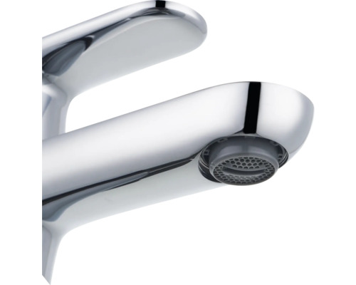 Chromfarbener Wasserhahn mit Wassersparfunktion