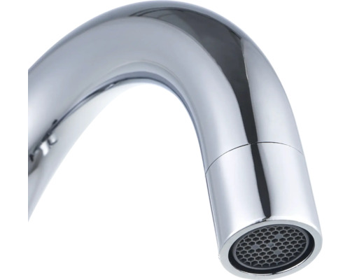 Nahaufnahme eines Wasserhahn-Auslaufs aus Metall