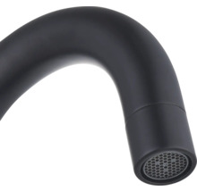 Detailaufnahme eines schwarzen Wasserhahn-Auslaufs