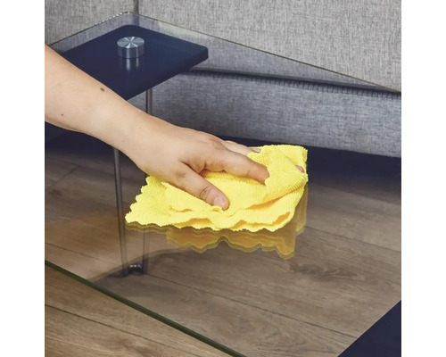 Reinigung eines Glastisches mit einem gelben Mikrofasertuch
