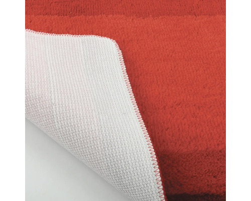 Detailansicht eines roten Teppichs mit rutschfester Unterseite