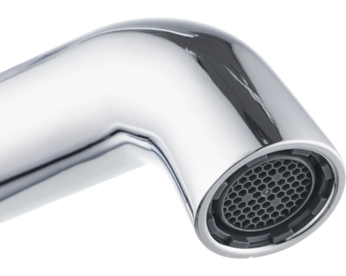 Detailaufnahme eines verchromten Wasserhahn-Auslaufs mit Perlator