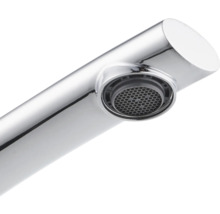 Detailaufnahme eines Wasserhahn-Auslaufs mit Perlator