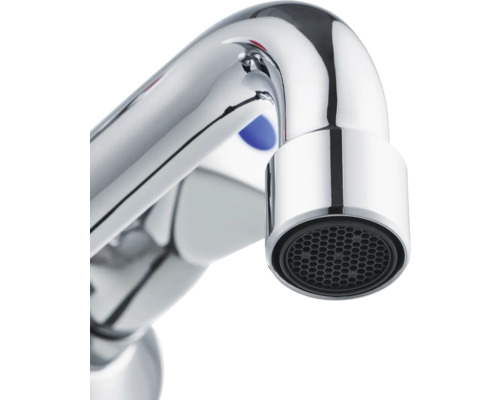 Nahaufnahme eines verchromten Wasserhahns mit Perlator