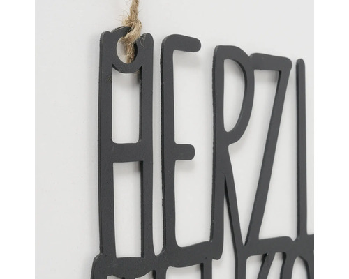 Dekorative Aufschrift mit Seilaufhängung