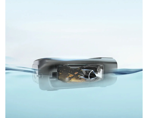 Querschnitt eines Teichreinigers im Wasser mit Schmutzpartikeln