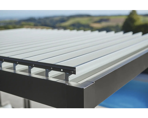 Detailansicht einer Terrassenüberdachung aus Metall mit Lamellen