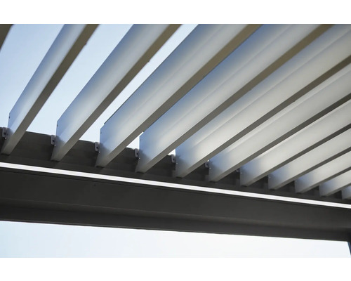 Detailansicht einer Aluminium Terrassenüberdachung mit Lamellen