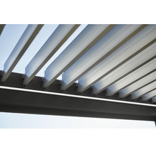 Detailansicht einer Pergola mit Lamellendach zur Beschattung
