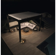 Pergola mit Lamellendach und Lounge-Möbeln auf Terrasse bei Nacht
