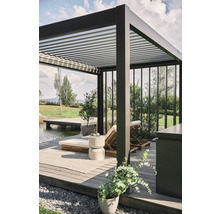 Moderne Terrassenüberdachung mit Lamellendach und stilvoller Gartengestaltung