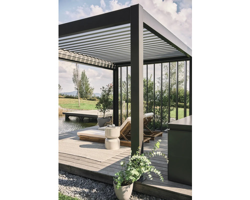 Moderne Terrassenüberdachung mit Lamellendach und stilvoller Gartengestaltung