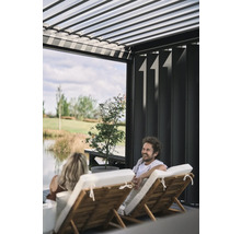 Szene mit einer Pergola, Liegestühlen und entspannten Personen im Garten