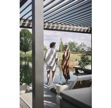 Szene mit einer Pergola und zwei Personen am Wasser