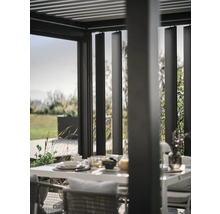 Terrassenüberdachung mit Lamellen und Esstisch im Außenbereich