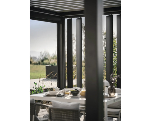 Terrassenüberdachung mit Lamellen und Esstisch im Außenbereich
