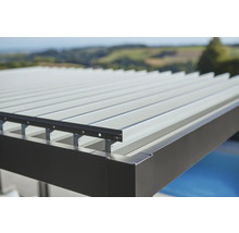 Detailansicht einer Terrassenüberdachung mit Aluminiumlamellen