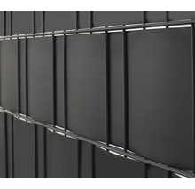 Sichtschutzstreifen in einem Doppelstabmattenzaun