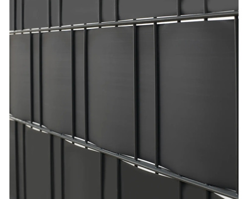 Sichtschutzstreifen in einem Doppelstabmattenzaun