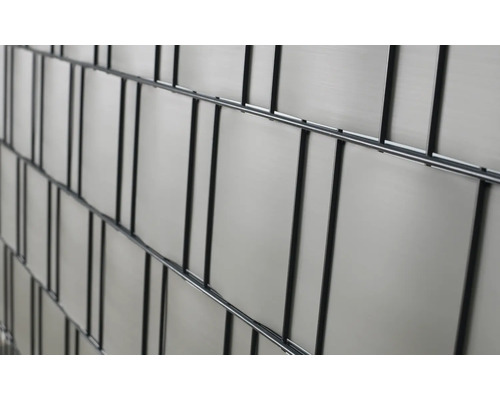 Sichtschutzzaun aus Metall und Kunststoff