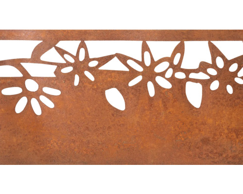 Dekorative Metallblende mit Blumenausschnitt.