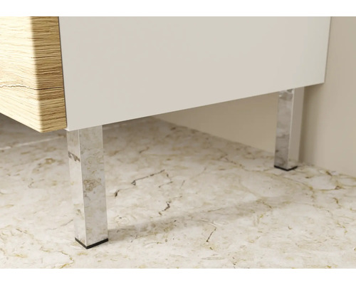 Detailansicht eines Möbelstücks mit Holzdekor und Metallfüßen