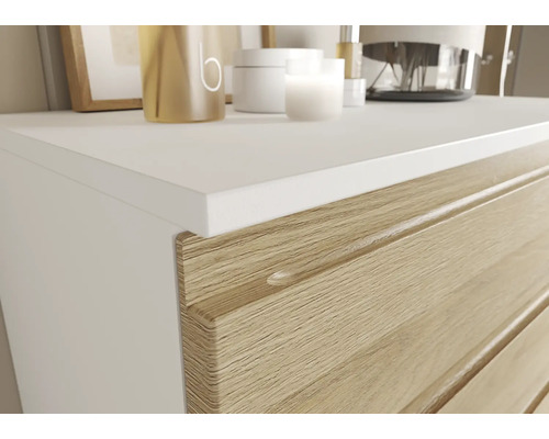 Detailaufnahme einer Kommode mit Schubladen im Schlafzimmer